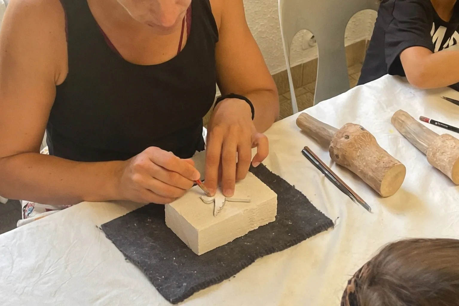 Apprendre à choisir ses pierres naturelles : les leçons d'un atelier de taille à Auch