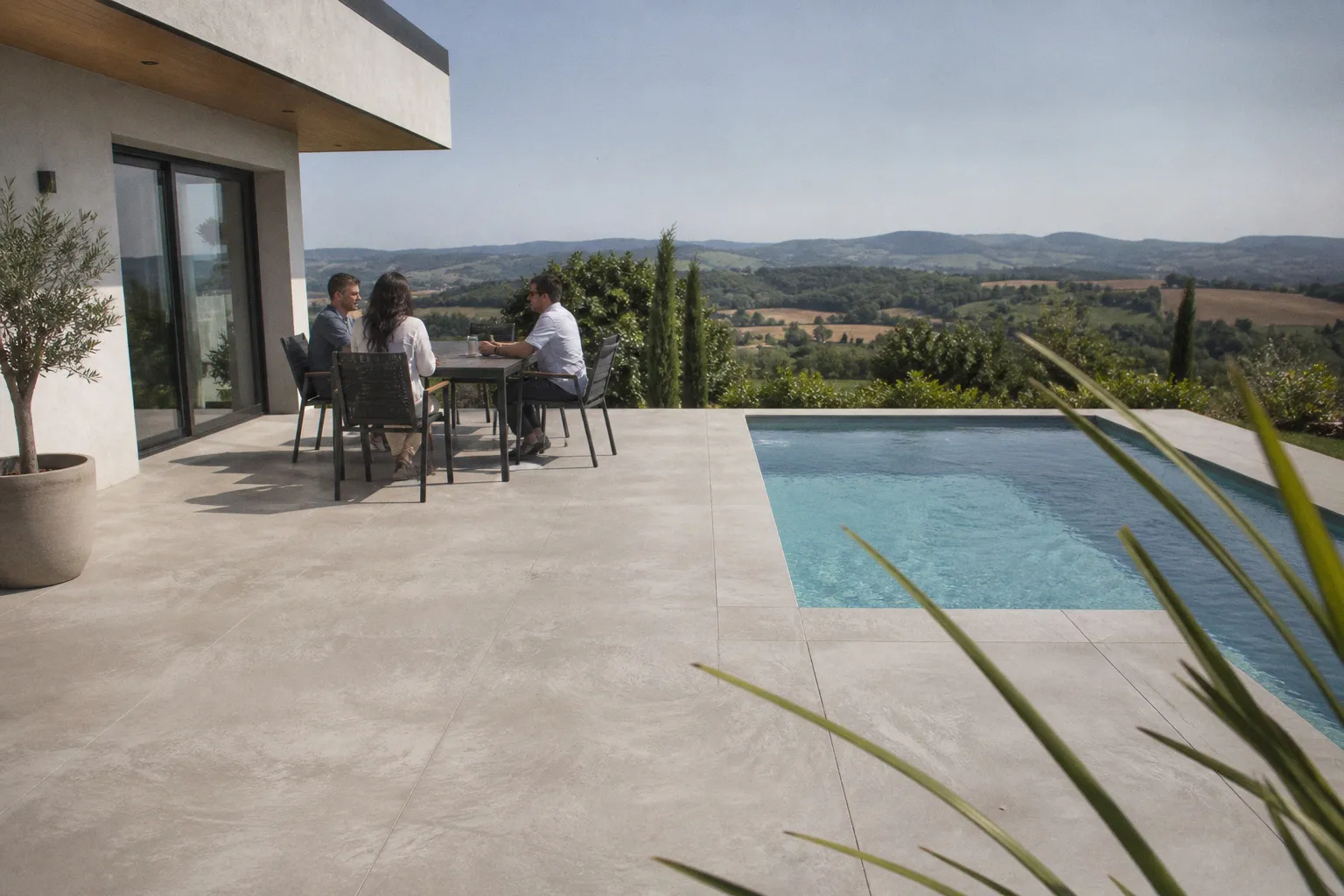 Béton décoratif : ce que les innovations industrielles changent pour vos terrasses