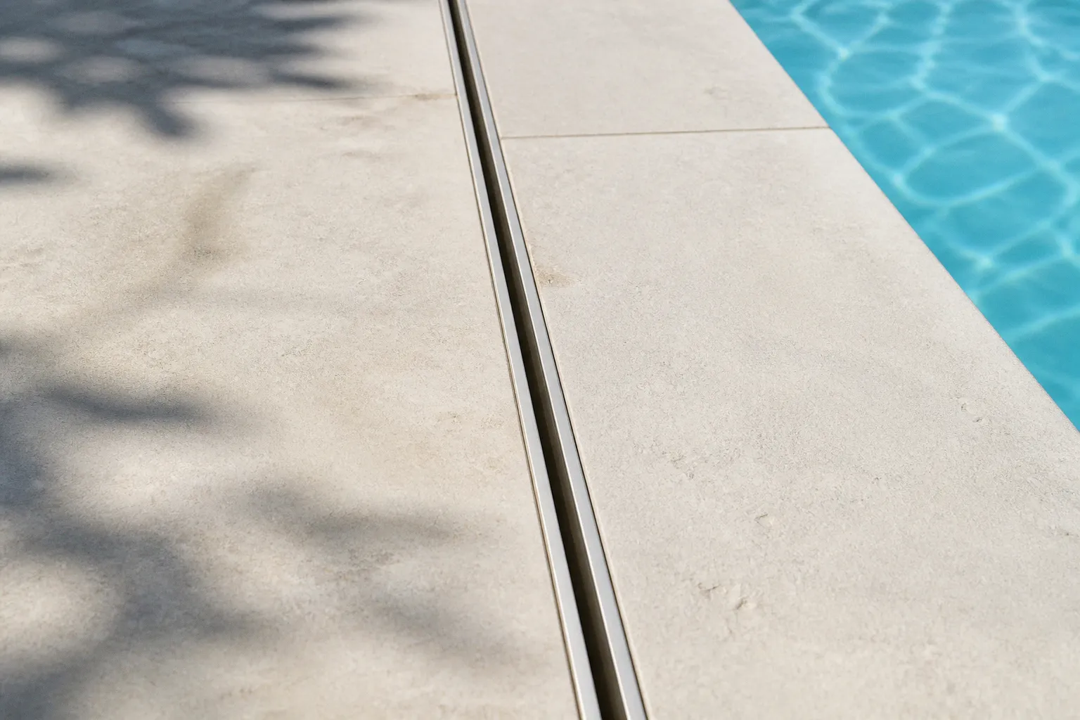 Caniveau de piscine à fente : plan de pose sous dallage
