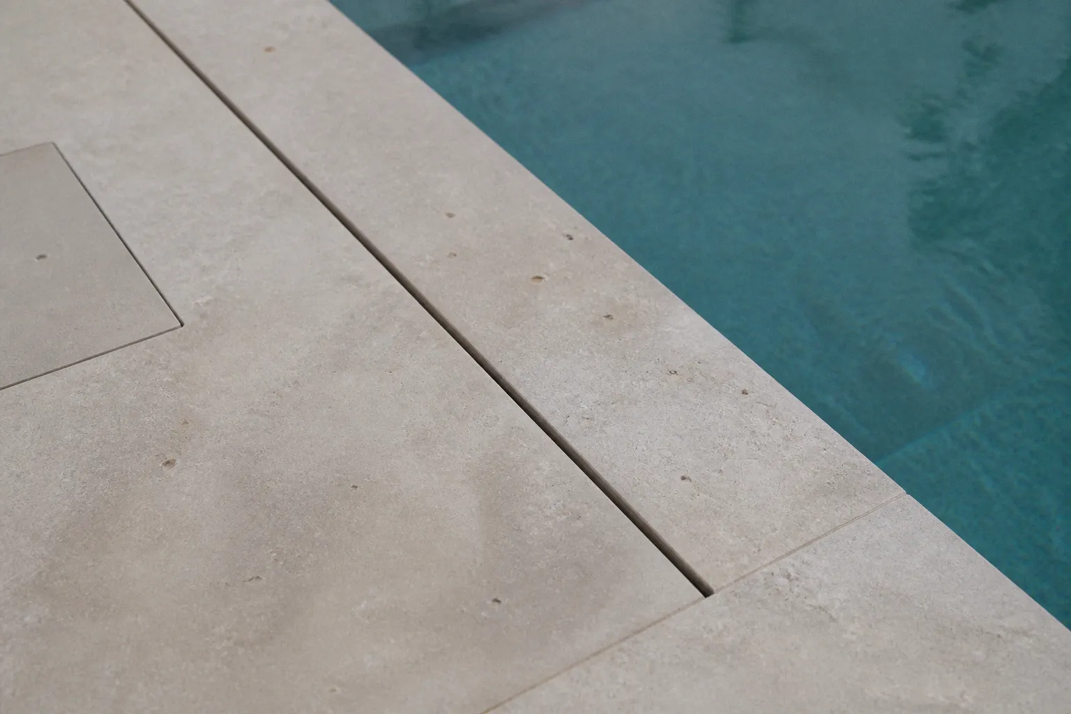 Caniveau de piscine invisible : le rendu avant-après