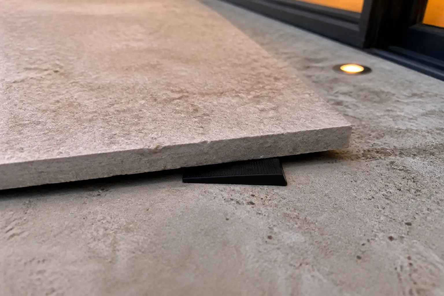 Dalle de terrasse qui bouge : la solution rapide sans travaux