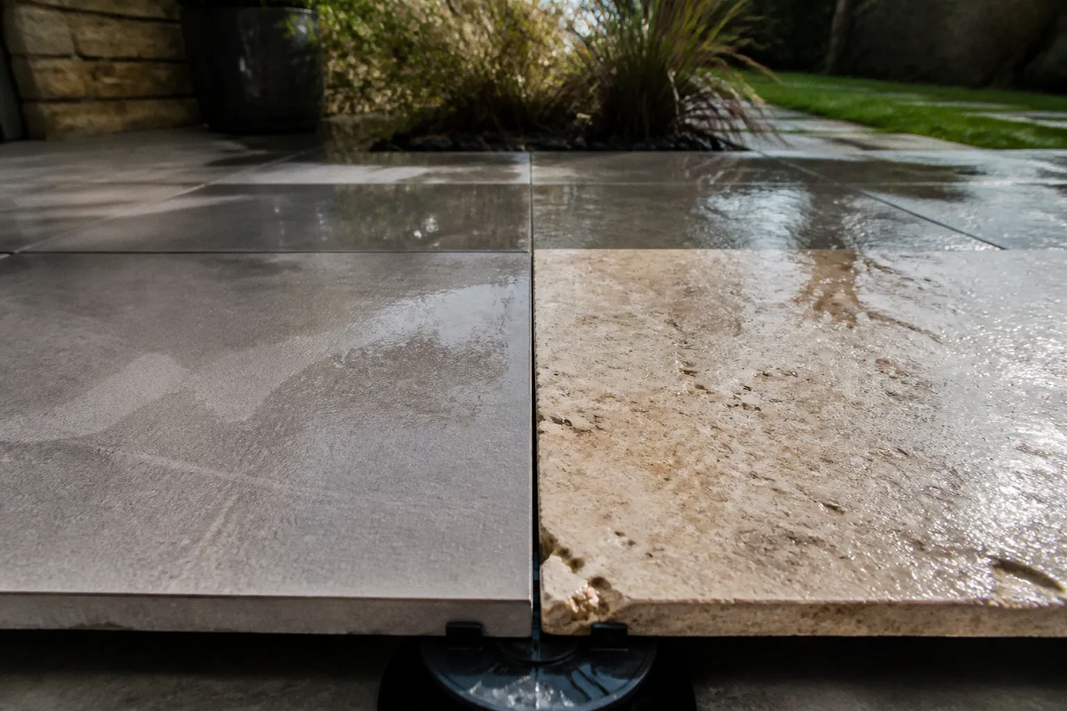 Dalles de terrasse : grès cérame ou pierre naturelle ?