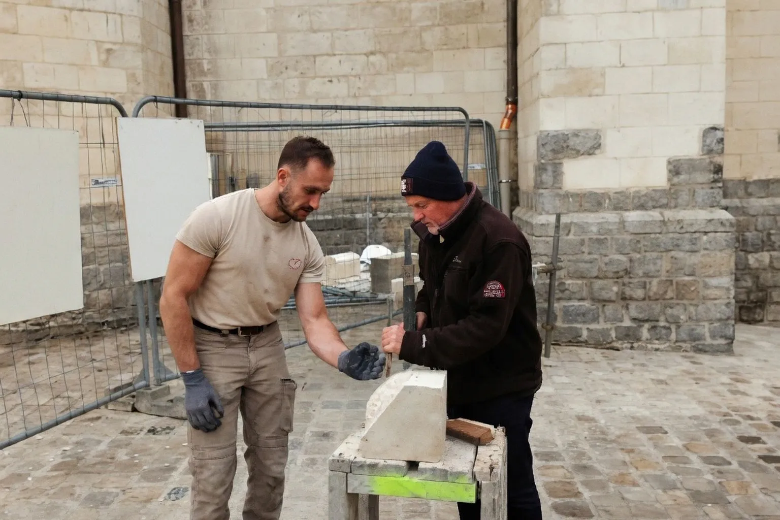 Démonstration de taille de pierre au Palais de Justice de Douai : immersion dans le métier