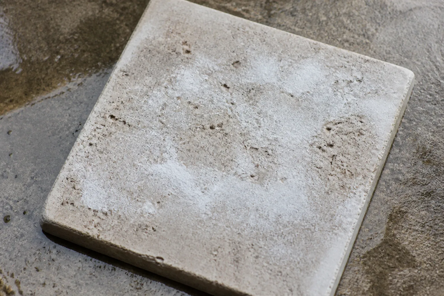 Efflorescence sur pierre reconstituée : 5 solutions clés