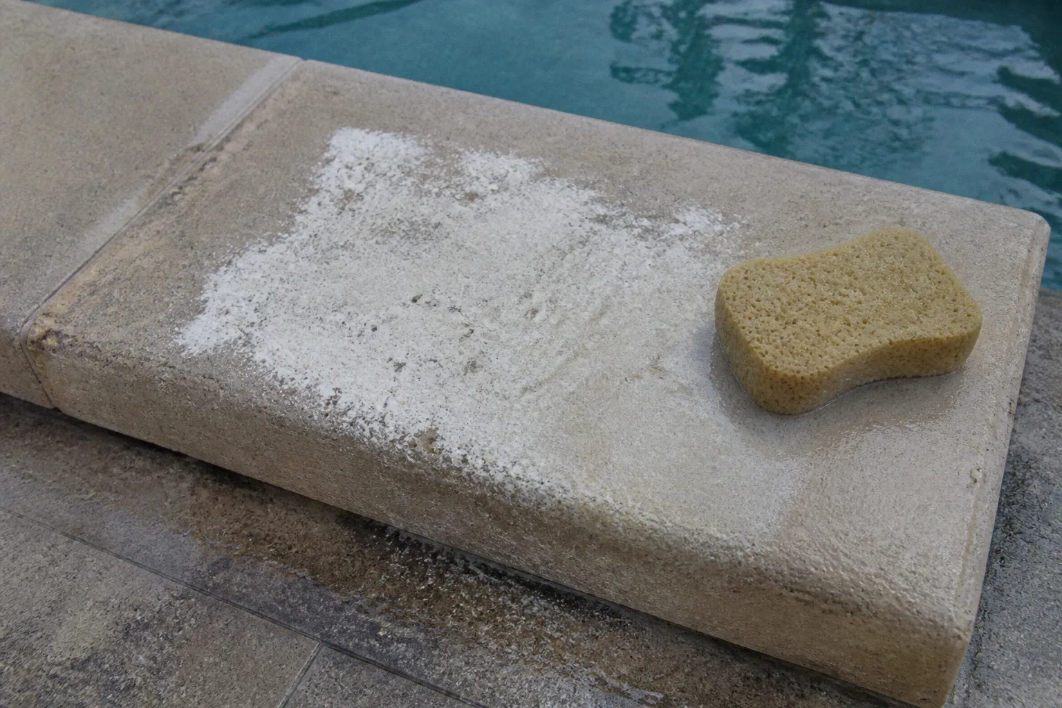 Efflorescence sur pierre reconstituée : la solution express