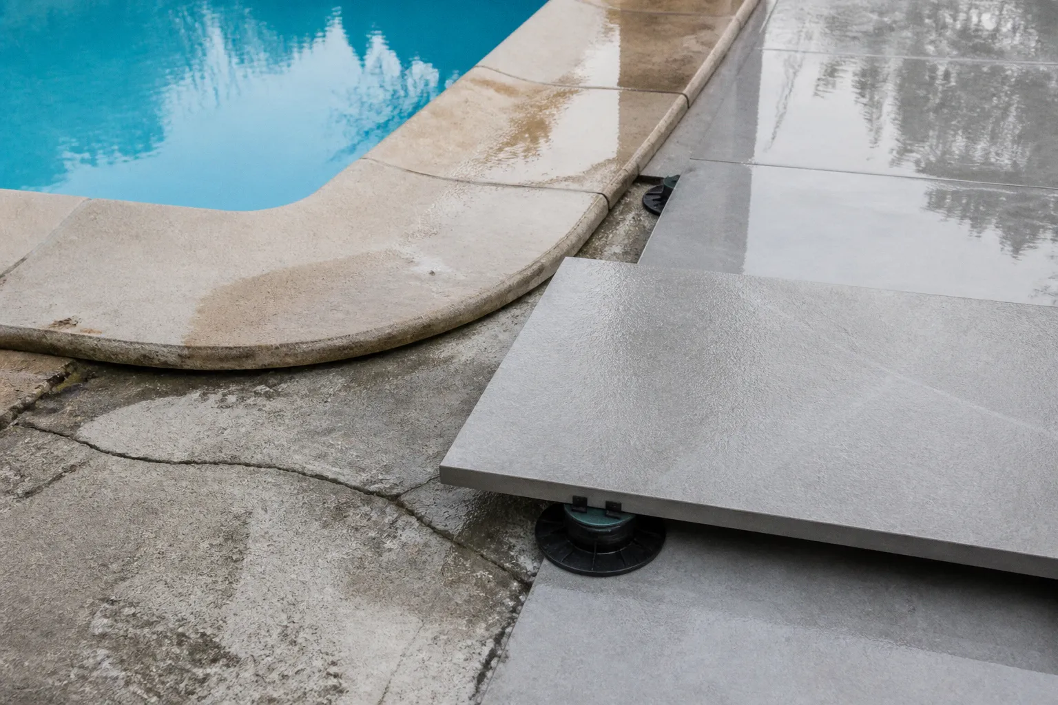 Grès cérame autour de la piscine : transformation avant-après