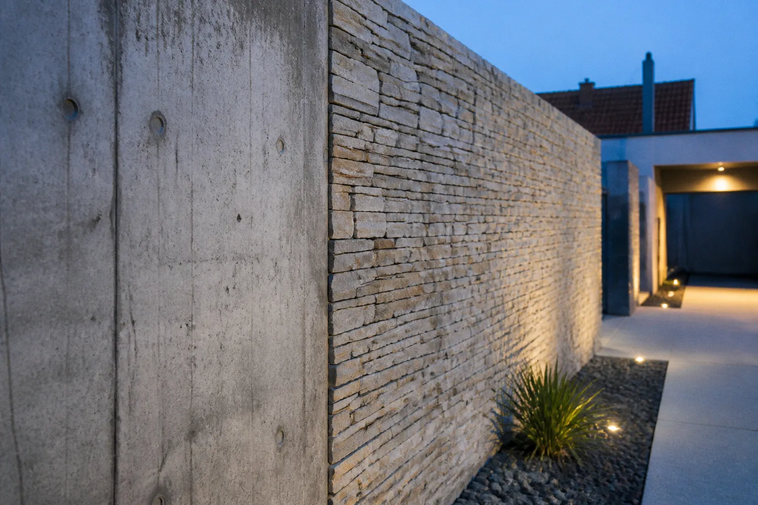 Habillage mural extérieur : avant-après sur mur en béton