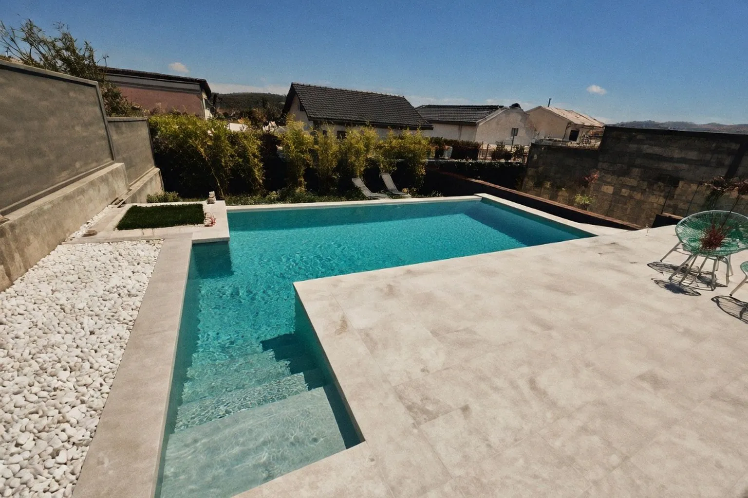 Margelles de piscine en grès cérame : 36 inspirations pour vos extérieurs