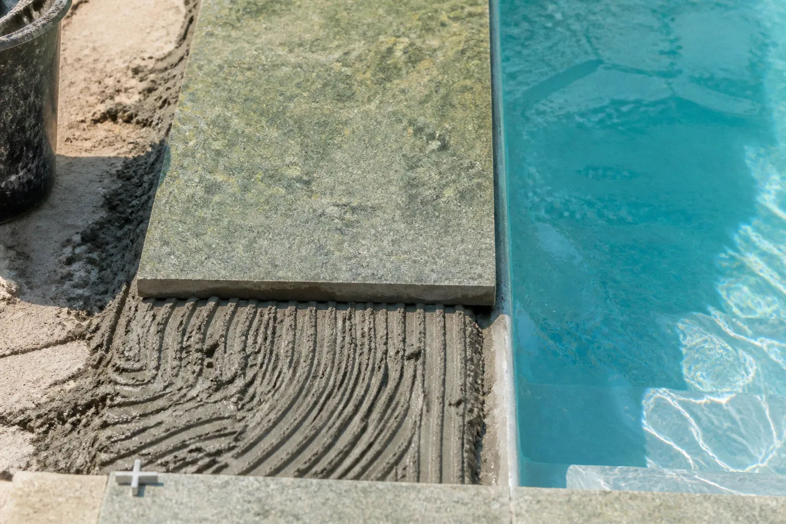Margelles de piscine vertes : la méthode express
