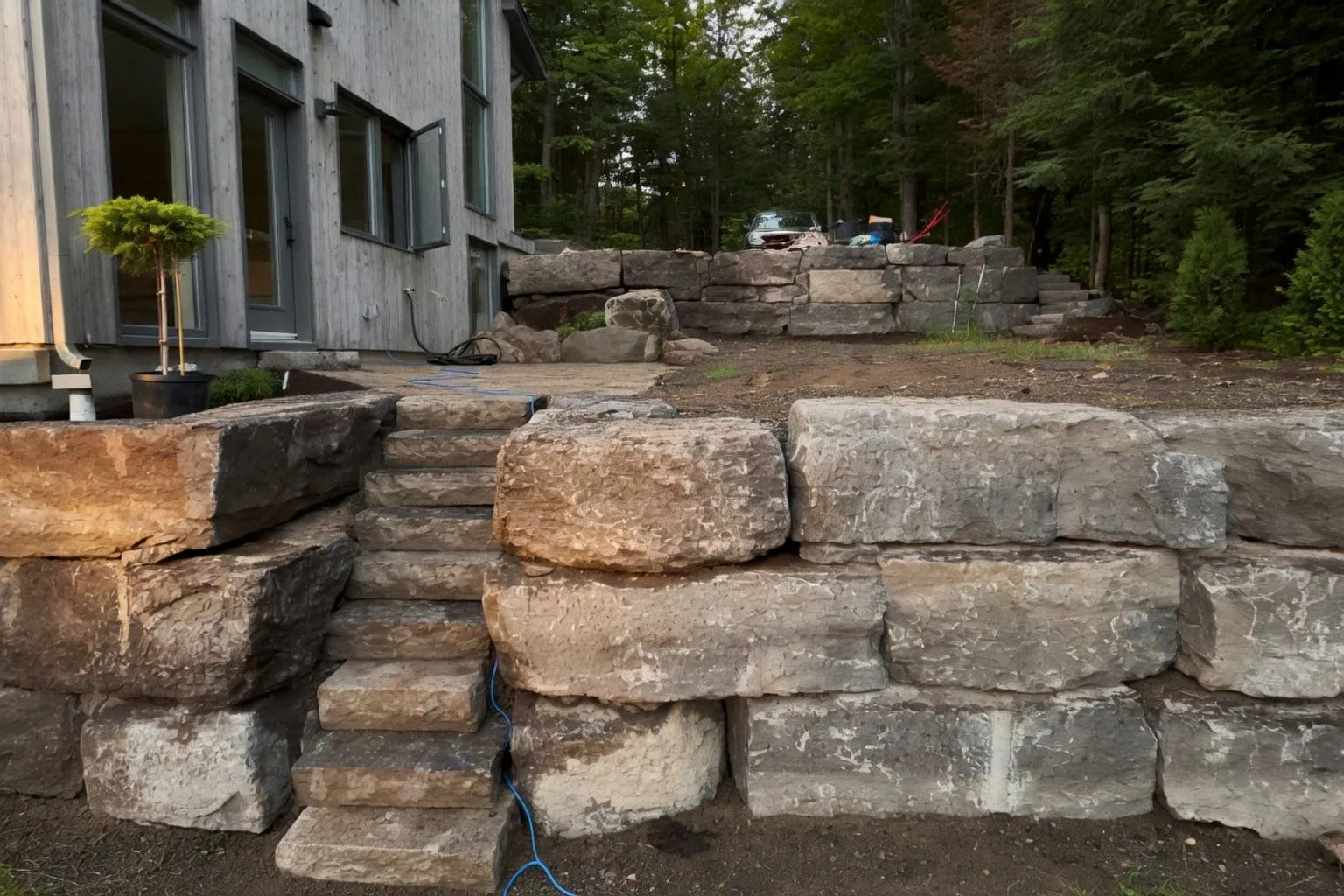 Muret de soutènement : choisir entre la pierre naturelle et le bloc de béton