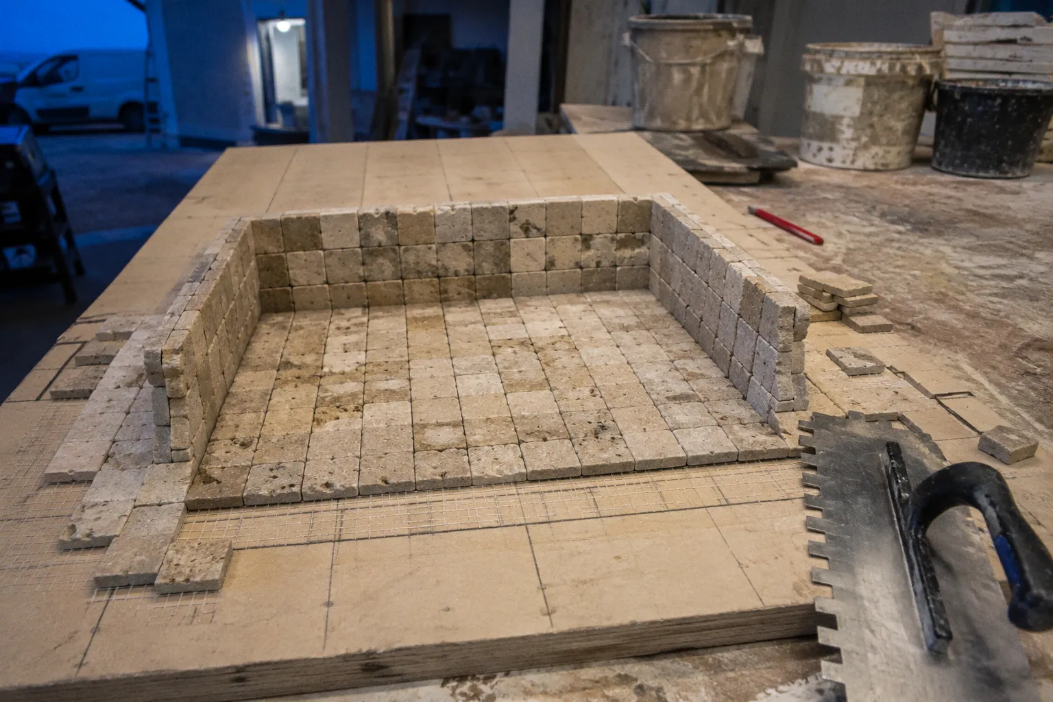 Niche de douche en mosaïque de pierre : plan de pose