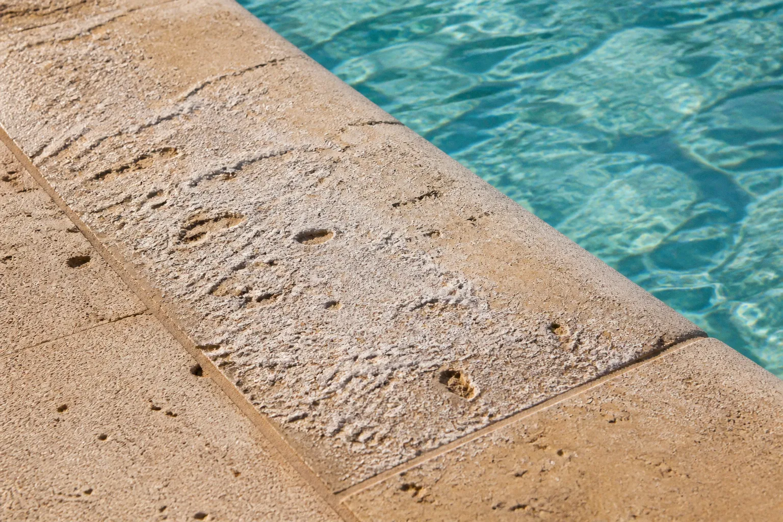 Piscine au sel : quelle margelle choisir pour sa plage ?