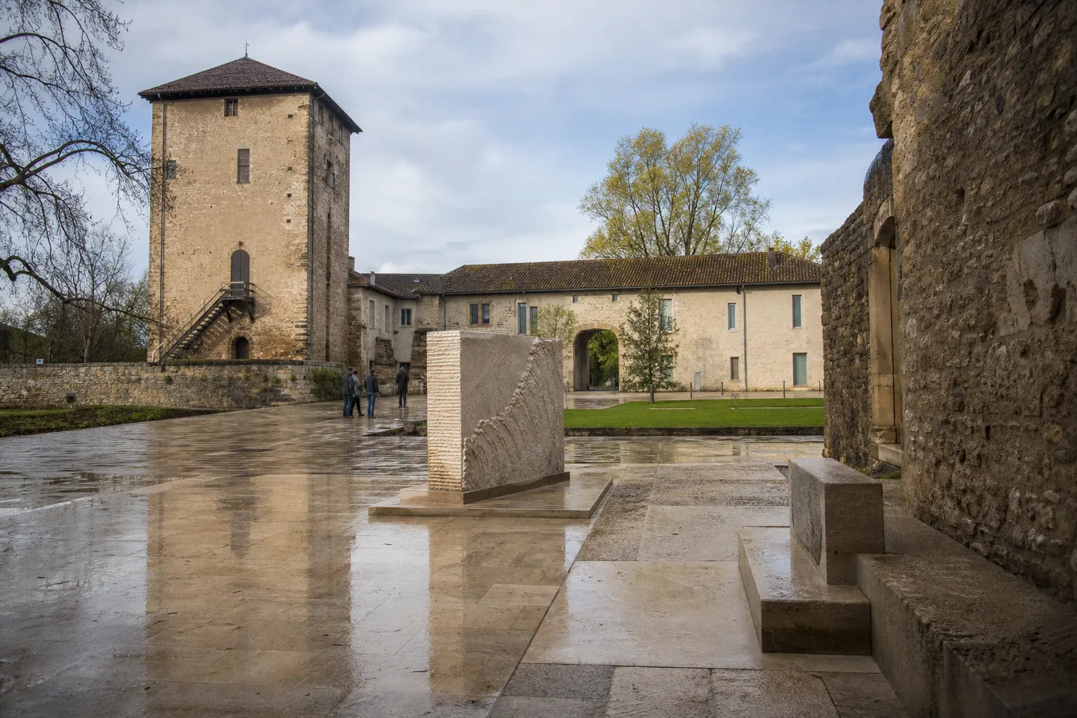 Quand la pierre brute du Donjon de Vez rencontre l'art d'Edgar Sarin