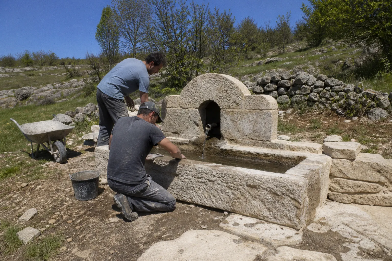 Restauration de la fontaine de La Volpilière : un chantier de sauvegarde sur le causse Méjean