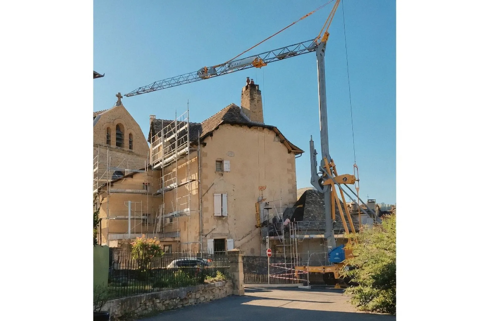 Restauration du presbytère de Marvejols : le retour des lauzes de schiste