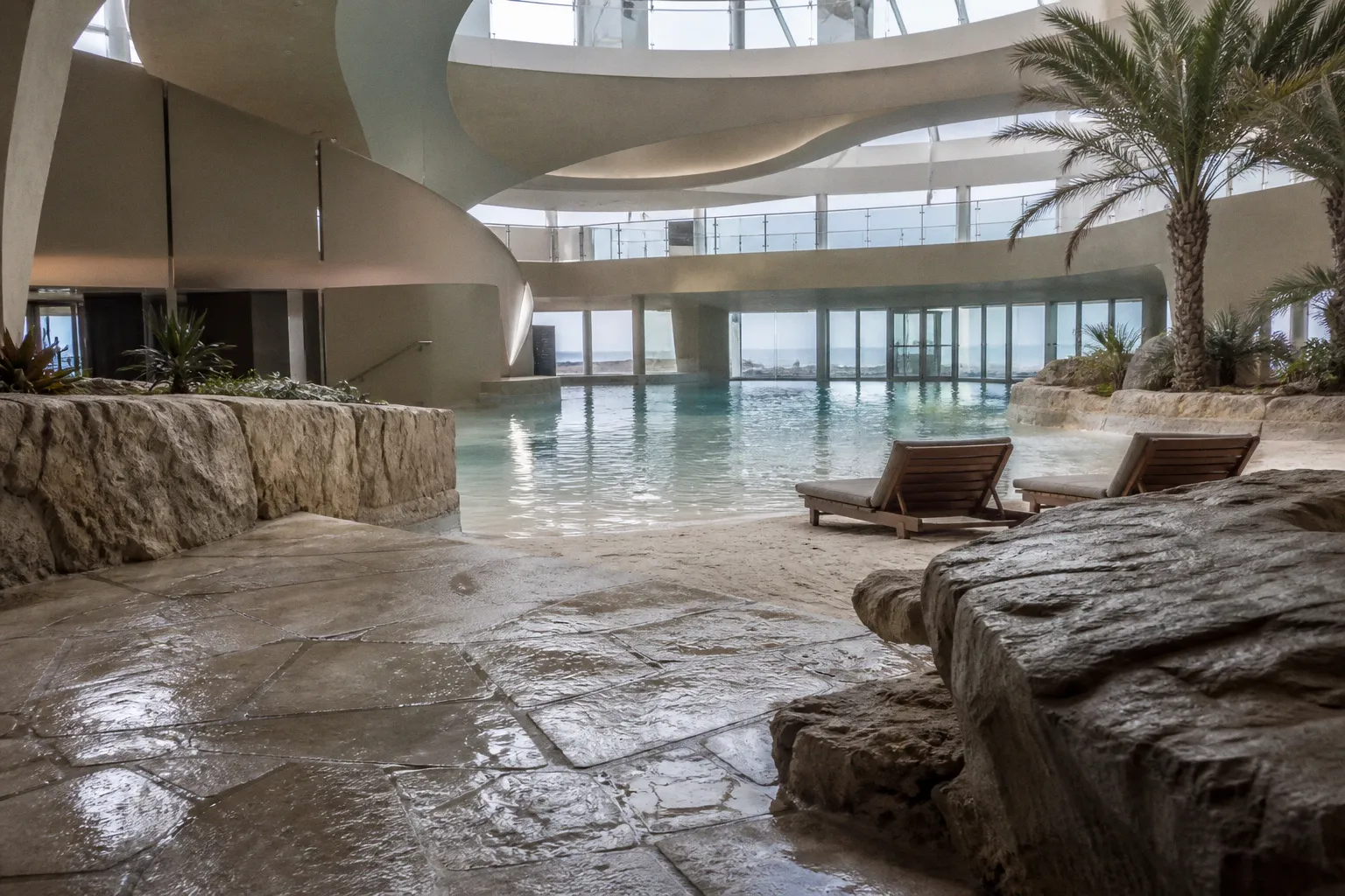 Sofitel de Quiberon : l'architecture audacieuse qui réinvente la plage en intérieur