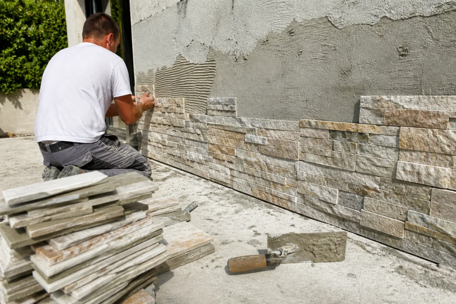 Soubassement en pierre : étapes pour habiller le bas d'un mur