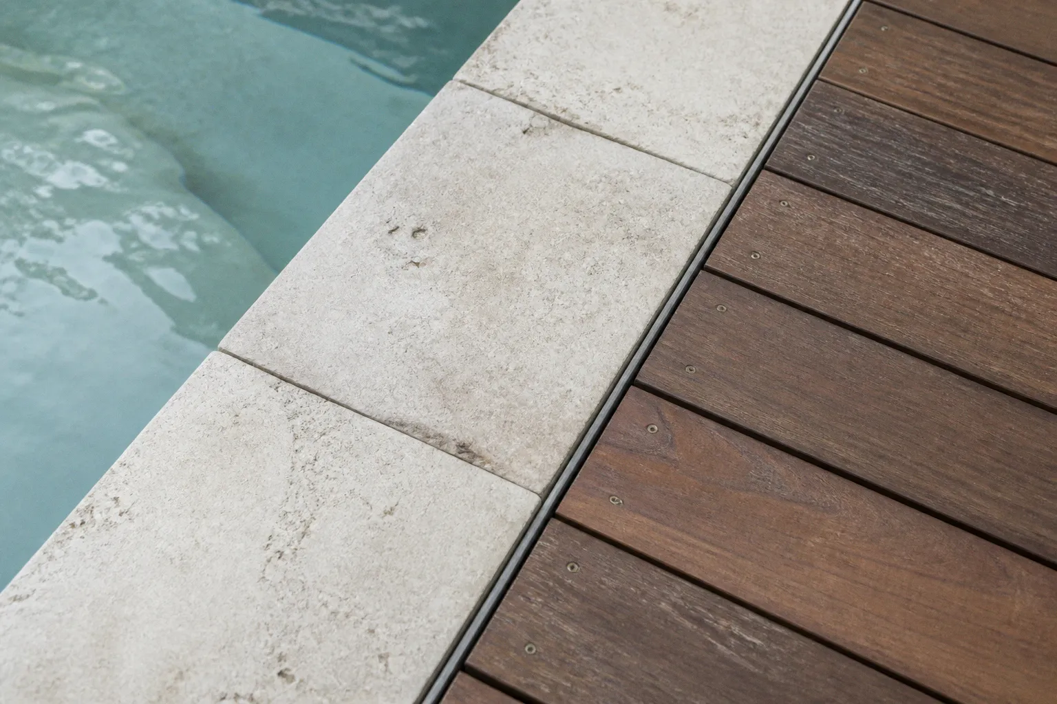 Transition margelles et terrasse bois : plan de pose